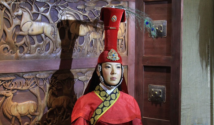 Главная жена Тамерлана носила одежды, подобающие женщине из семьи монгольского хана.